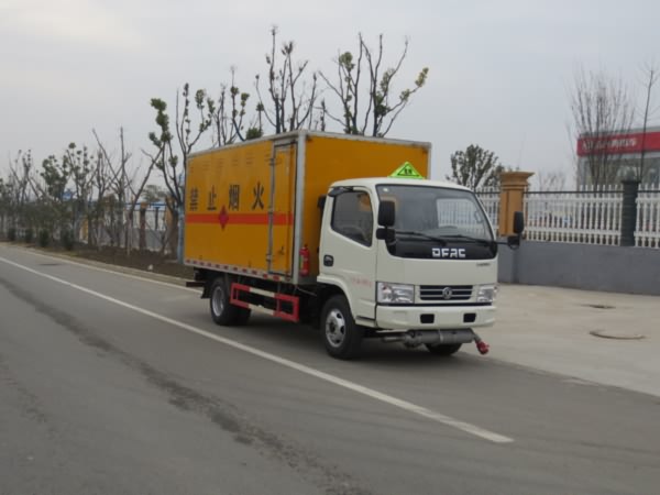 江特牌JDF5070XRYE5型易燃液體廂式運(yùn)輸車